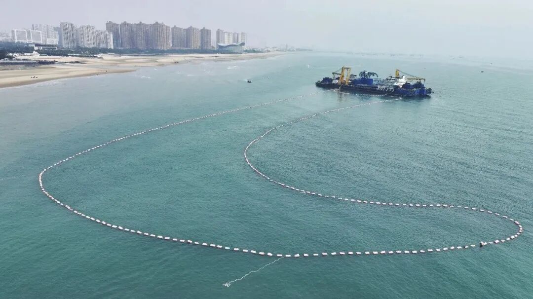 ▲2025年12月31日，220千伏涠洲岛跨海联网工程海缆敷设完成施工。图为海缆敷设船开展甩缆作业。（梁磊 摄）.jpg