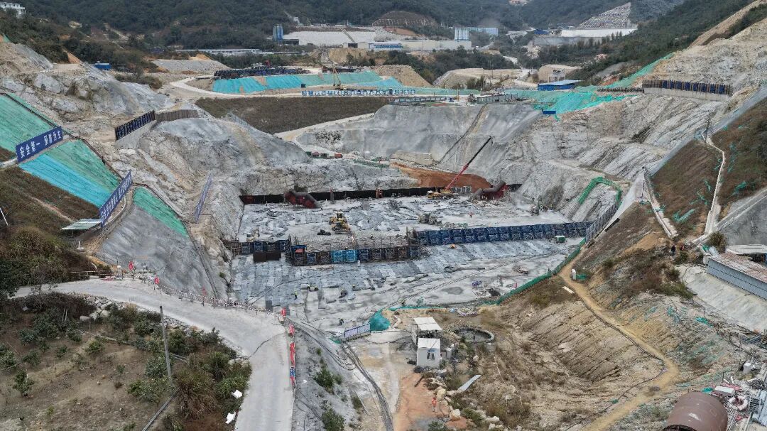 1.广东惠州中洞抽水蓄能电站下水库土建工程2026年1月22日下库开挖面貌平视近景照片.JPG