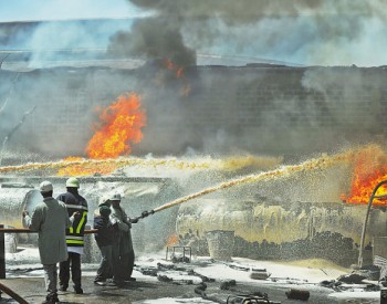 <em>肯尼亚</em>一处油库被毁起火