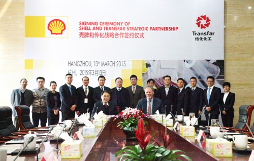 2015年3月，壳牌与传化签署战略合作协议（前排左：传化化学集团总裁周家海；前排右：壳牌全球工艺油总经理 Coen Wilms）_副本