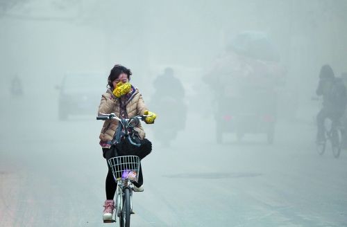审批手续,同时也没有采取严格的防护措施,产生的粉尘污染给周边居民