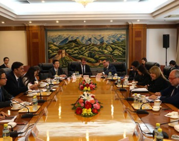 努尔·白克力会见阿根廷外交和宗教事务部部长
