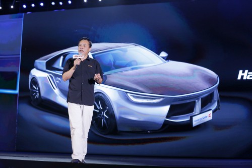 图九：汉能控股集团副总裁高卫民介绍全太阳能动力汽车