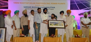 Holding_Azure_Power_Solar_Plant_Photo_f<em></em>rame_From_L-R_Preet_Sandhu,_Sardar_Bikram_Singh_Majithia,_H_S_Wadhwa_and_S_Tota_Singh_300_140_assetsimagesstaticthumbnail-f<em></em>rame-span4x2.png_s_c1