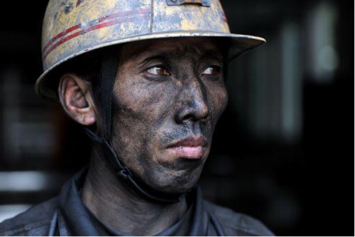 在山西晋煤集团凤凰山矿,44岁的工程一队队员范军龙走出井口(2016年7