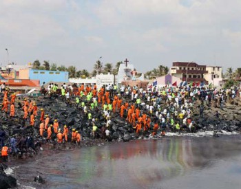 <em>石油外泄</em>污染海岸线 印度数百人用手清理油污