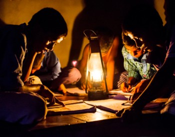 印度缺电梦魇：农村2.2亿人无电可用 非法<em>盗电</em>泛滥