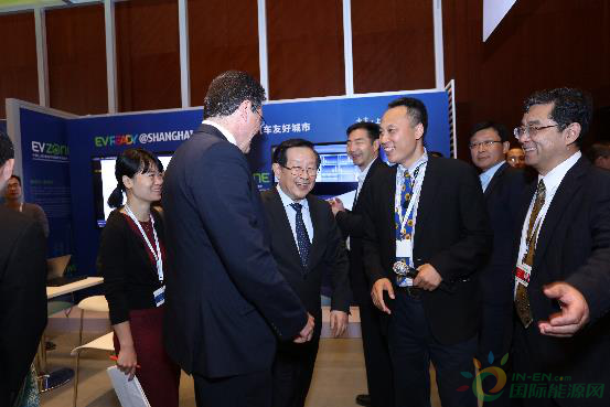 中国可再生能源学会风能专业委员会秘书长秦海岩为部长们讲解清洁能源技术展