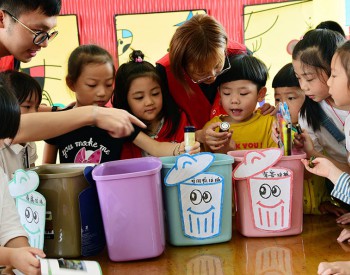 志愿者走进镇幼儿园 指导小朋友学习垃圾分类