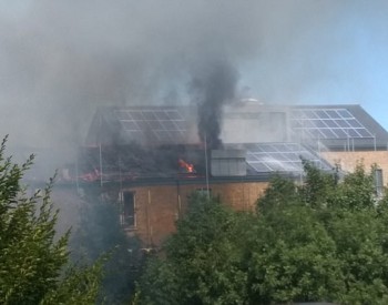 千万<em>豪宅</em>太阳能电池板起火 过半屋顶被烧毁