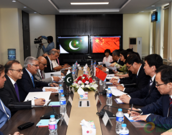 努尔·白克力会见<em>巴基斯坦水电部</em>部长  进一步推进中巴经济走廊能源项目建设