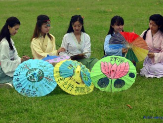 大学生志愿者在<em>校园</em>举办“彩绘纸伞 环保先行”主题活动