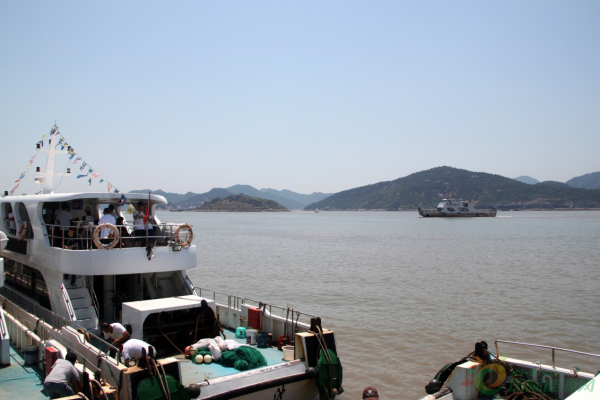 图为出海的渔轮