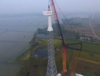 國內首臺2MW 120m桁架塔架風力發電機組吊裝成功