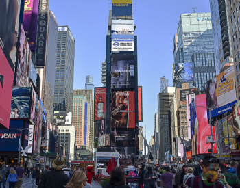 <em>十九大</em>开幕之日，这家企业在纽约时代广场让世界见证中国绿色发展