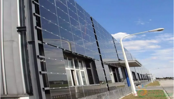 该建筑的外墙还被内置的太阳能光伏板(光伏建筑一体化系统),太阳能