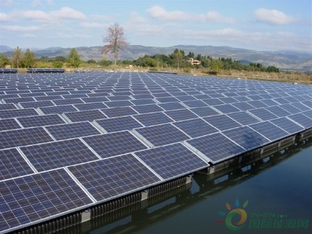 Floating_Solar_array_Thomas_Roche