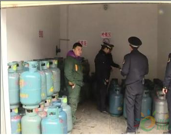 柳州城管部门查处无证燃气经营点 暂扣85瓶液化气罐