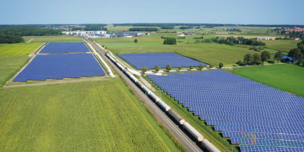 Naturstrom_Solarparks_Windkraft_am_Horizont_Schienenweg-1024x512