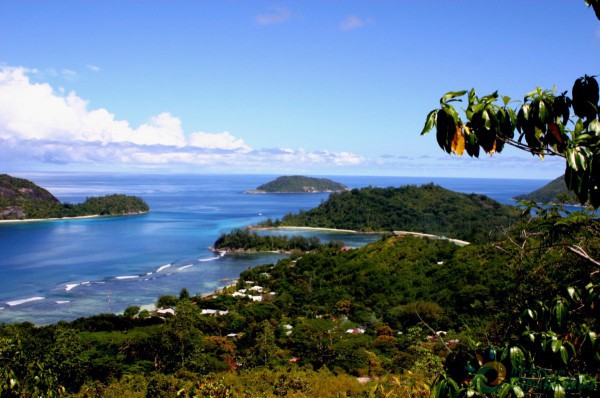 Mahe_Island_Seychelles_Image_Wikipedia_Brocken_Inaglory-1200<em></em>x797