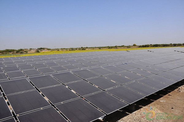 1024px-Astonfield-12.3_MW_Solar_Plant_Patan_Gujarat
