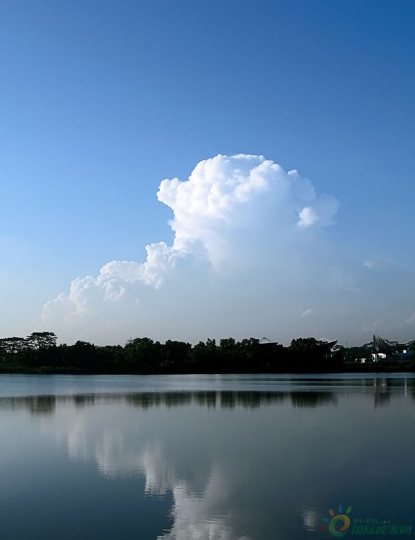 800px-Cirrus_clouds_over_the_Lower_Seletar_Reservoir_333740180