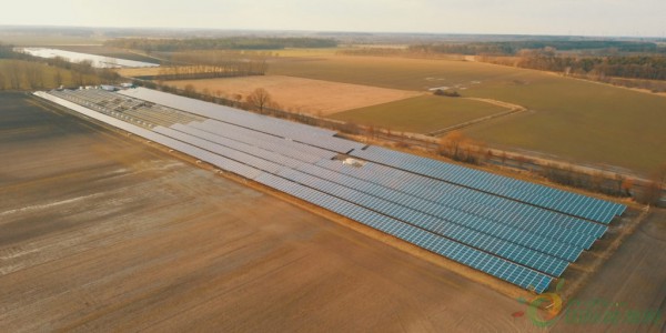 Eon-Solarpark_Hassel_Sachsen-Anhalt_Deutschland_2018_Luftaufnahme-1024x512
