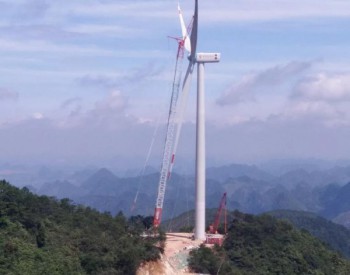 上海电气广西<em>武鸣</em>安凤岭一期风电项目首台机组完成吊装