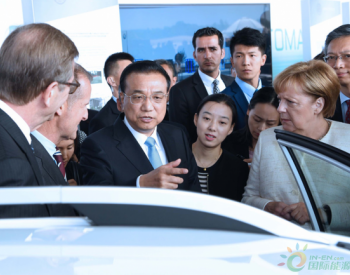 李克强与德国总理默克尔共同出席中德<em>自动驾驶汽</em>车展示活动