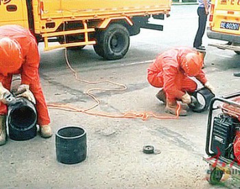 大庆：挖掘机挖断<em>燃气管线</em> 近6000户居民停气