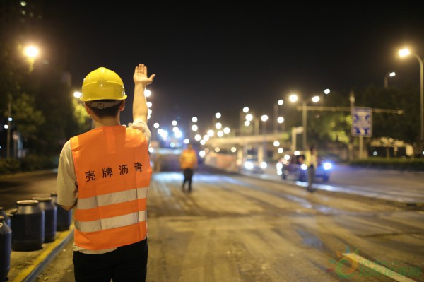 【新闻配图】壳牌必乐铺__净味环保沥青助力上海内环高架部分路段综合整治工程 (1)