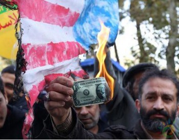 伊朗总统<em>鲁哈尼</em>：伊朗将卖出石油，“自豪地绕开”美国制裁