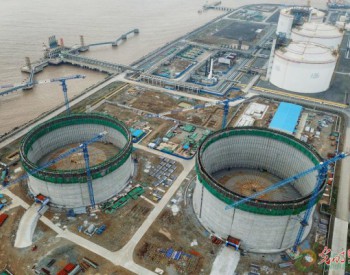 <em>上海洋山港</em>加紧建造大型LNG储罐