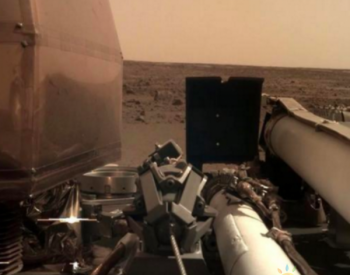 “洞察”号展开太阳能<em>电池板</em>，发回壮观的火星照片