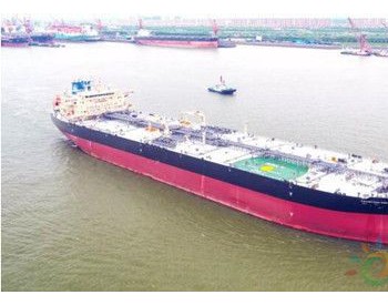 <em>扬州中远海运重</em>工交付一艘11.4万载重吨成品油轮