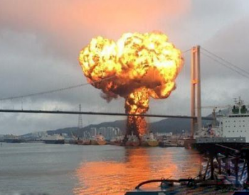 韩国蔚山市一<em>石油运输船爆炸</em> 火光冲天腾起“蘑菇云”