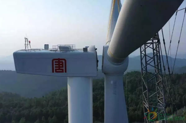 大唐重庆新能源横梁风电场完成首台风机吊装