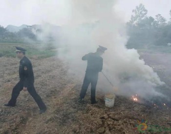 广西柳州村民焚烧落叶污染空气 城管<em>队员</em>及时制止