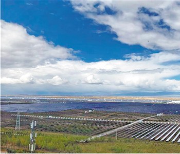 推动可再生能源开发利用 青海荒漠戈壁<em>焕发</em>“绿色之光”