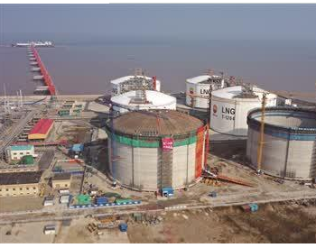 <em>江苏LNG</em>接收站扩建工程加紧建设：868吨“能源罐”升顶