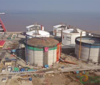 江苏LNG接收站扩建工程<em>加紧</em>建设：868吨“能源罐”升顶