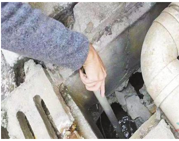 强碱废水偷排雨水渠 环保公司违法排污被查