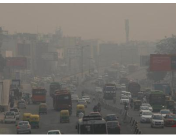 印度有毒<em>雾霾</em>致首都空气污染达严重等级，白天建筑活动被中止