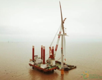 龙源射阳H2#30万千瓦海上风电项目首台风机吊装完成