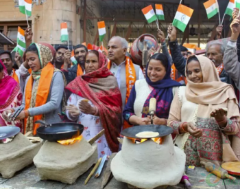 印度<em>国会</em>女工们当街用土炉煮饭，花式抗议液化气价格上涨