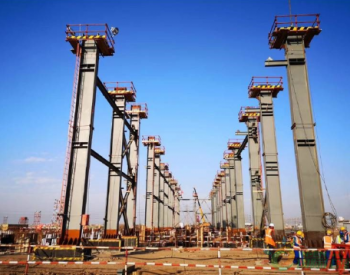 中国能建<em>天津电建</em>承建伊拉克米桑电厂燃机房1段钢结构吊装完成