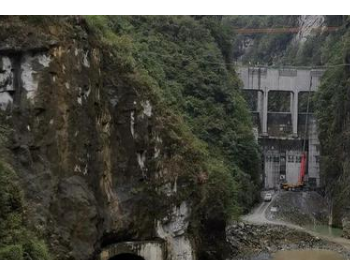 湖北省重点工程利川<em>峡口塘水电站</em>大坝主体结构全线到顶 完成重要节点