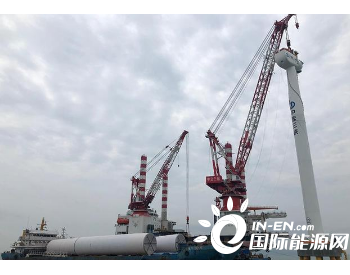 国内单机容量最大海上风电机组在福建<em>福清</em>兴化湾成功吊装