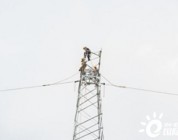 <em>广西梧州</em>供电工人着厚工作服攀上30米高空接受“烤验”
