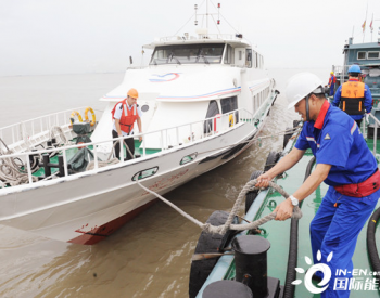 上海石油首座水上移动加油站“上岗”